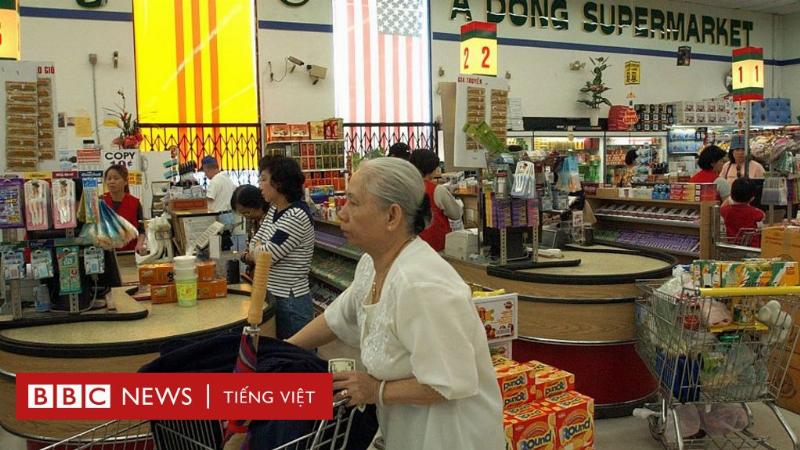 Hình ảnh một nhóm người (có thể là đại diện hai bên Việt Nam và Hàn Quốc) đang trao đổi hoặc ký kết một văn bản tại một bàn họp sang trọng, có thể có bản đồ hoặc mô hình dự án ở Miền Trung Việt Nam.